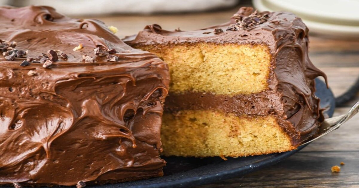 Bolo caseiro com recheio cremoso de chocolate